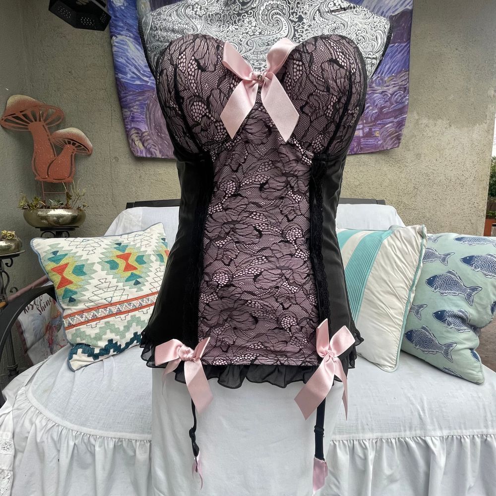 Vintage Y2K Baby Pink Black Lace Lolita Corset MD garter Fredrick's of Hollywood